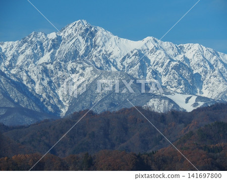 從信州小川村阿爾卑斯山展望廣場看到的白雪皚皚的北阿爾卑斯山。 從信州小川村阿爾卑斯山展望廣場看到的白雪皚皚的北阿爾卑斯山。 141697800