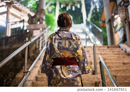 一個女人穿著浴衣 一個女人穿著浴衣 141697951