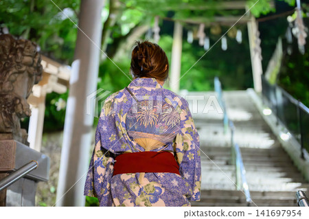 一個女人穿著浴衣 一個女人穿著浴衣 141697954
