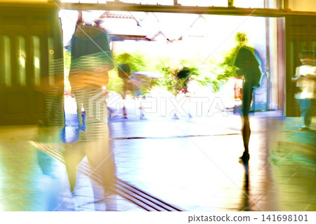 車站沐浴在燈光下,人們來來往往,形成夢幻般的動態模糊效果。 車站沐浴在燈光下,人們來來往往,形成夢幻般的動態模糊效果。 141698101
