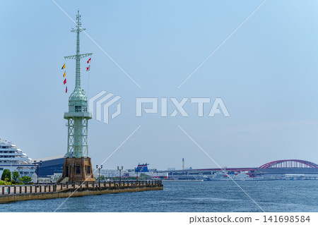 昔日的神戶港信號站倒映在夏日的藍天和神戶港上，遠處可見神戶大橋。 141698584