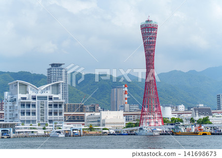 以夏日藍天和六甲山為背景,可欣賞神戶港塔和神戶港的全景。 以夏日藍天和六甲山為背景,可欣賞神戶港塔和神戶港的全景。 141698673