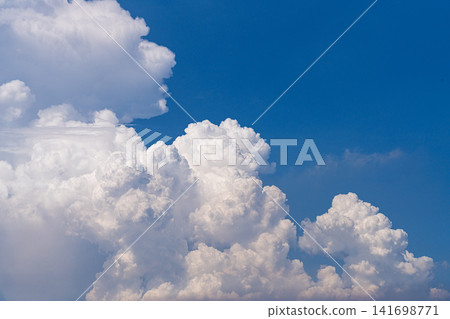 蔚藍的天空中,壯麗的積雲正在形成 蔚藍的天空中,壯麗的積雲正在形成 141698771