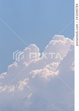 蔚藍的天空中，壯麗的積雲正在形成 141698784