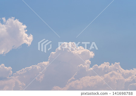 蔚藍的天空中,壯麗的積雲正在形成 蔚藍的天空中,壯麗的積雲正在形成 141698788