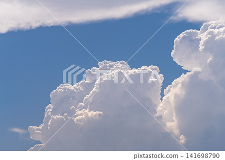 蔚藍的天空中,壯麗的積雲正在形成 蔚藍的天空中,壯麗的積雲正在形成 141698790