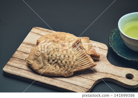 Enjoy delicious taiyaki with tea. Enjoy delicious taiyaki with tea. 141699386