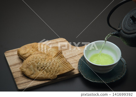 Enjoy delicious taiyaki with tea. Enjoy delicious taiyaki with tea. 141699392