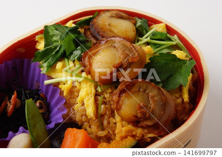 Scallop rice in a wooden box Scallop rice in a wooden box 141699797
