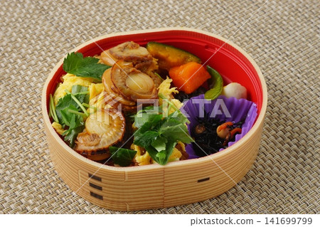 Scallop rice in a wooden box 141699799