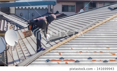 建築工地，屋頂工程，屋頂漏水維修，屋脊防水板安裝。 141699943