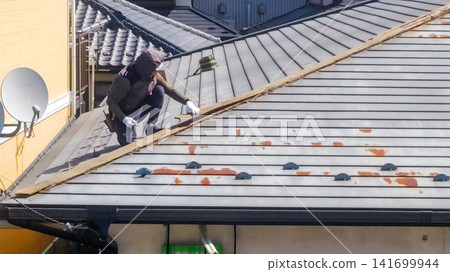 建築工地,屋頂工程,屋頂漏水維修,屋脊防水板安裝。 建築工地,屋頂工程,屋頂漏水維修,屋脊防水板安裝。 141699944