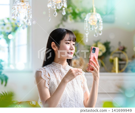 看智能手機的女人的個人資料 141699949