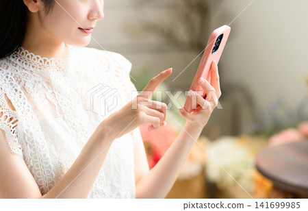 操作智能手機的女人的手 141699985