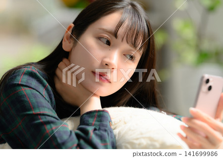 操作智能手機的婦女 141699986