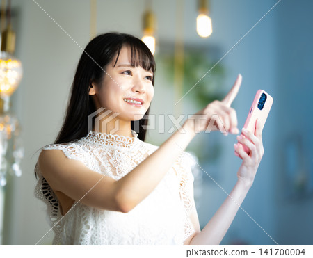 操作智能手機的婦女 141700004