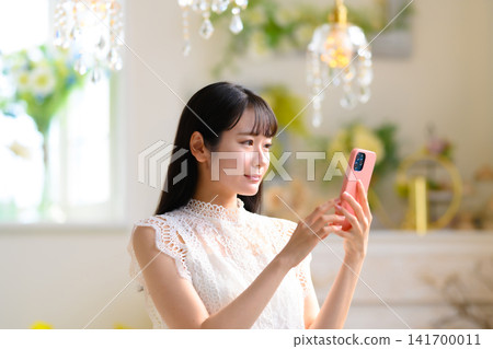操作智能手機的婦女 141700011