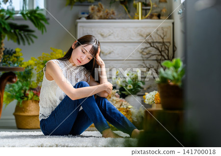 一位女士坐在房間裡 141700018