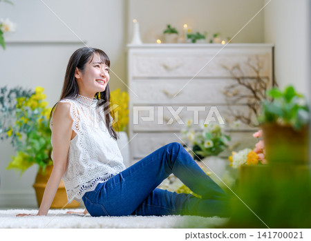 微笑在他的屋子裡的婦女放鬆 141700021