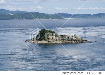 鳴子海峽中漂浮的小島景色 鳴子海峽中漂浮的小島景色 141700105