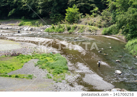 坎納河的流向和釣魚者 坎納河的流向和釣魚者 141700258