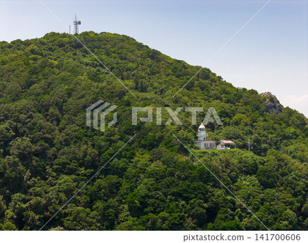 位於三重縣伊勢志摩市偏遠島嶼上島的上島燈塔 位於三重縣伊勢志摩市偏遠島嶼上島的上島燈塔 141700606
