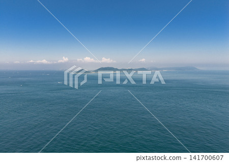 從三重縣伊勢志摩市的離島神島眺望伊良岬。 從三重縣伊勢志摩市的離島神島眺望伊良岬。 141700607