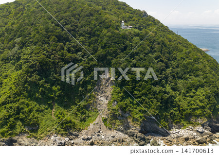 位於三重縣伊勢志摩市偏遠島嶼上島的上島燈塔 位於三重縣伊勢志摩市偏遠島嶼上島的上島燈塔 141700613