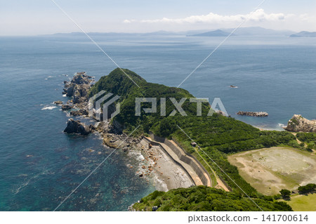 從神島(位於三重縣伊勢志摩海岸附近的一個島嶼)眺望鳥羽。 從神島(位於三重縣伊勢志摩海岸附近的一個島嶼)眺望鳥羽。 141700614