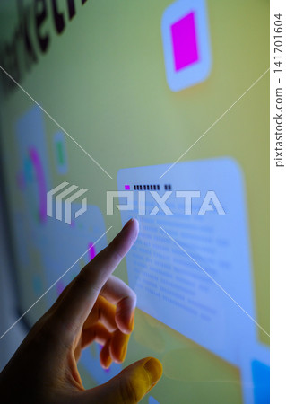 一根手指指向電子螢幕上的資訊——這是一張行銷圖片。 一根手指指向電子螢幕上的資訊——這是一張行銷圖片。 141701604