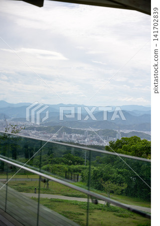 可以欣賞綿延的山脈和城市的景色 可以欣賞綿延的山脈和城市的景色 141702839