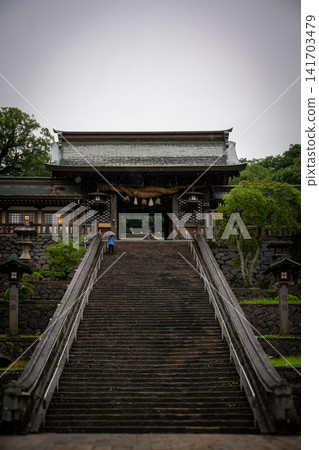 雨中的神社長長的石階 雨中的神社長長的石階 141703479