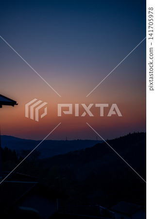 黃昏時的山脈和天空的漸變 黃昏時的山脈和天空的漸變 141705978