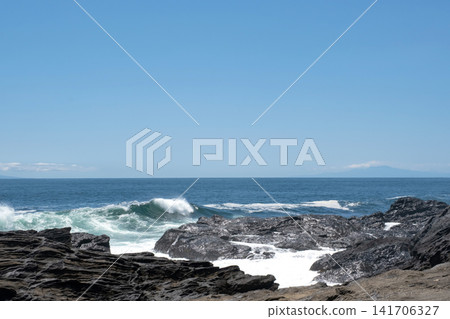 神奈川縣城島的岩石海岸被洶湧的波濤拍打著。 神奈川縣城島的岩石海岸被洶湧的波濤拍打著。 141706327