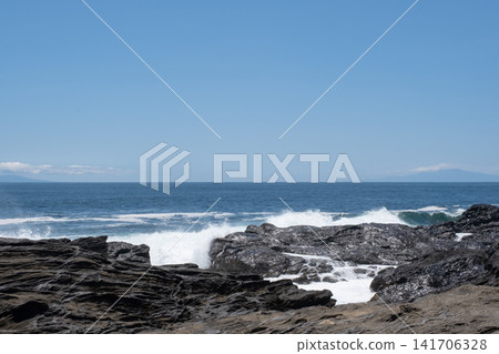 神奈川縣城島的岩石海岸被洶湧的波濤拍打著。 神奈川縣城島的岩石海岸被洶湧的波濤拍打著。 141706328
