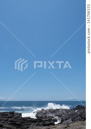 神奈川縣城島的岩石海岸被洶湧的波濤拍打著。 神奈川縣城島的岩石海岸被洶湧的波濤拍打著。 141706333