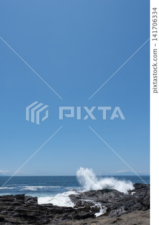 神奈川縣城島的岩石海岸被洶湧的波濤拍打著。 神奈川縣城島的岩石海岸被洶湧的波濤拍打著。 141706334