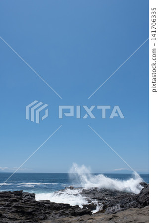 神奈川縣城島的岩石海岸被洶湧的波濤拍打著。 神奈川縣城島的岩石海岸被洶湧的波濤拍打著。 141706335
