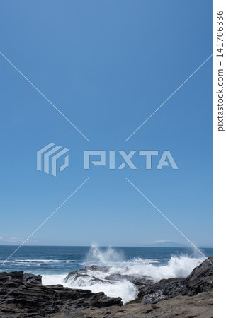 神奈川縣城島的岩石海岸被洶湧的波濤拍打著。 神奈川縣城島的岩石海岸被洶湧的波濤拍打著。 141706336
