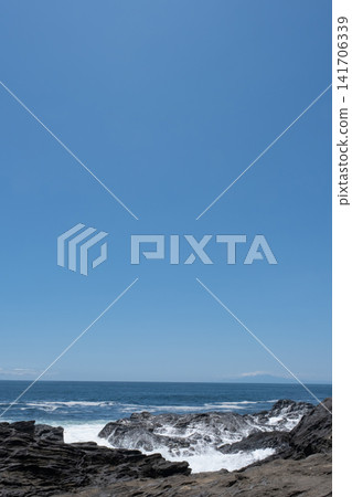 神奈川縣城島的岩石海岸被洶湧的波濤拍打著。 神奈川縣城島的岩石海岸被洶湧的波濤拍打著。 141706339
