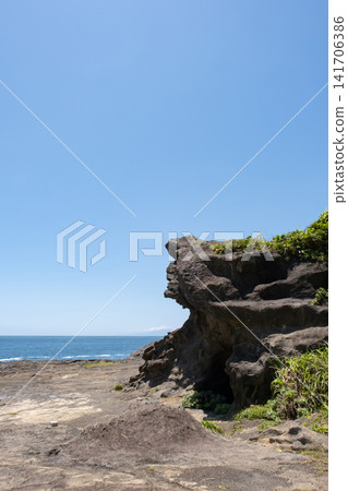 神奈川縣城島的岩石地形。 神奈川縣城島的岩石地形。 141706386
