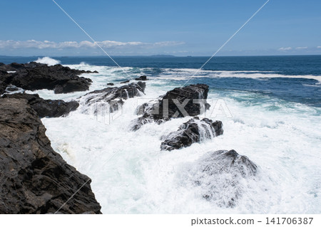 神奈川縣城島的岩石海岸被洶湧的波濤拍打著。 神奈川縣城島的岩石海岸被洶湧的波濤拍打著。 141706387