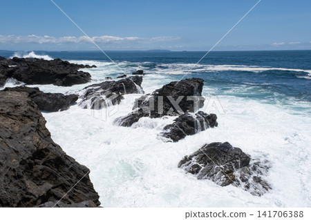 神奈川縣城島的岩石海岸被洶湧的波濤拍打著。 神奈川縣城島的岩石海岸被洶湧的波濤拍打著。 141706388