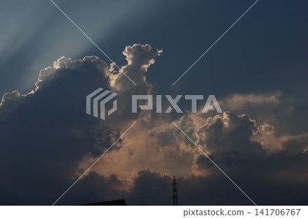 藍天、灰雲,還有泛著橘色光芒的白色蓬鬆雲朵,構成了一幅美麗的天空景象。 藍天、灰雲,還有泛著橘色光芒的白色蓬鬆雲朵,構成了一幅美麗的天空景象。 141706767