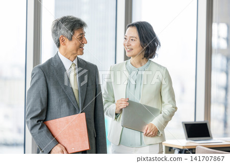 Senior businessman working in the office Senior businessman working in the office 141707867