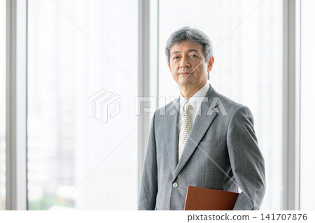 在辦公室工作的高級男性商務肖像照。 在辦公室工作的高級男性商務肖像照。 141707876