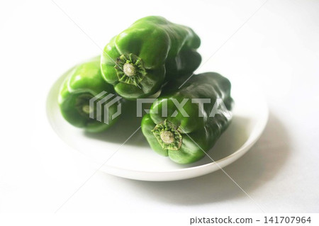 Bell peppers are a vegetable that is in season from summer to autumn. Bell peppers are a vegetable that is in season from summer to autumn. 141707964