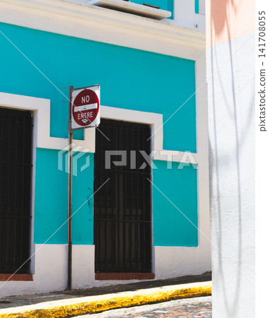 西班牙路標和色彩繽紛的建築 西班牙路標和色彩繽紛的建築 141708055