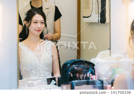 新娘在化妝間化妝-婚禮 新娘在化妝間化妝-婚禮 141708106
