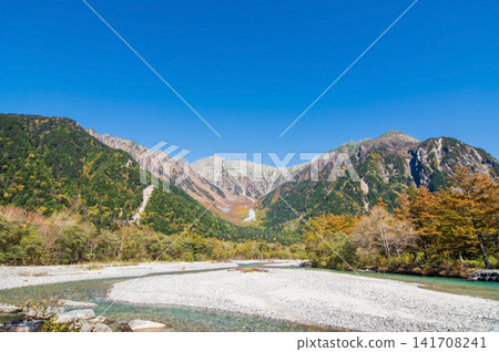 上高地的秋天:清澈的梓川和穗高山脈的全景(長野縣松本市) 上高地的秋天:清澈的梓川和穗高山脈的全景(長野縣松本市) 141708241